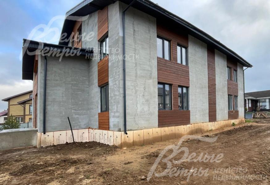 Участок находится у въезда в коттеджный посёлок, ограждён кованным прозрачным забором