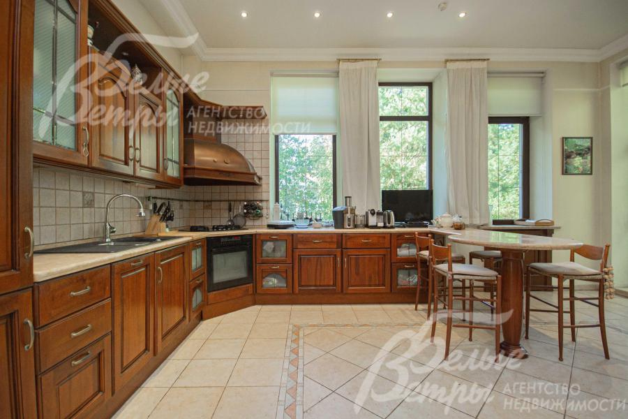 В кухне встроенная техника Miele, AEG, Liebherr.