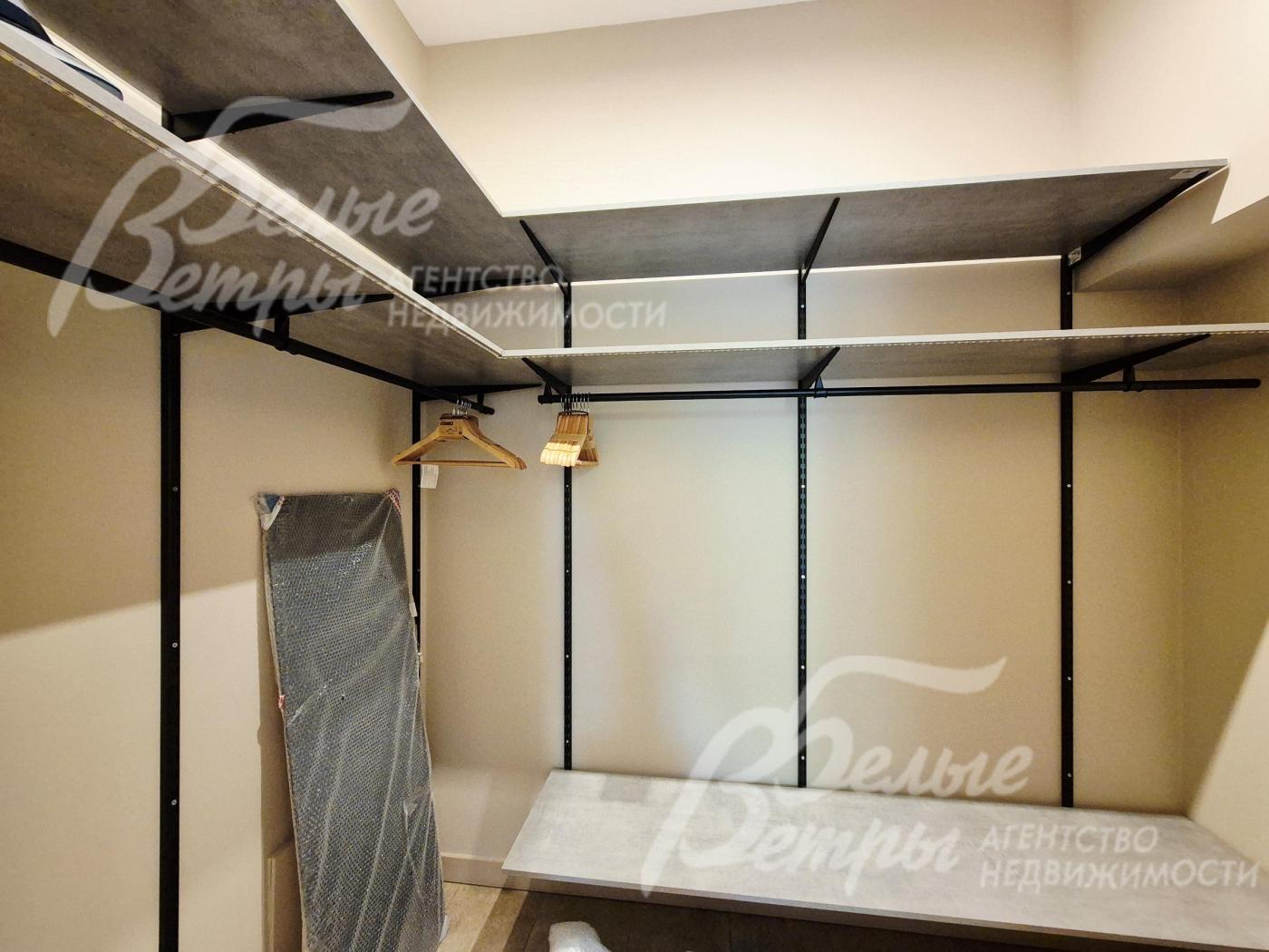 Гардеробная на первом этаже.