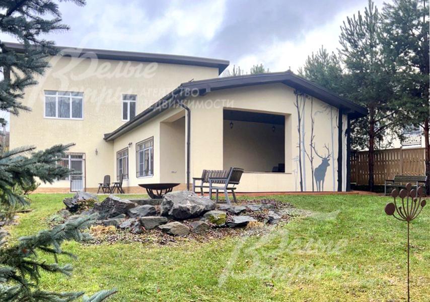 Привлекательный уютный дом в классическом стиле на благоустроенном видовом участке