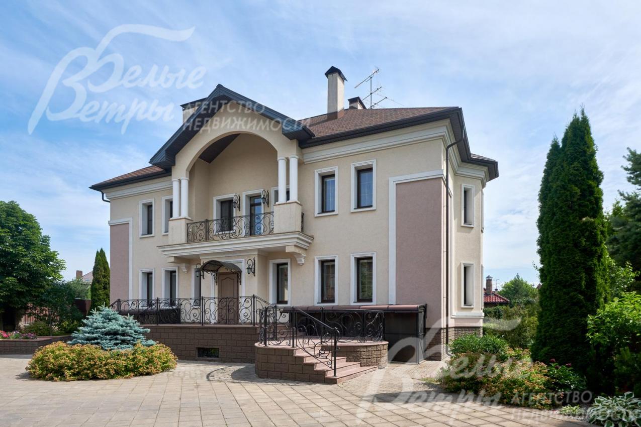 Дом из кирпича в стиле неоклассической русской усадьбы