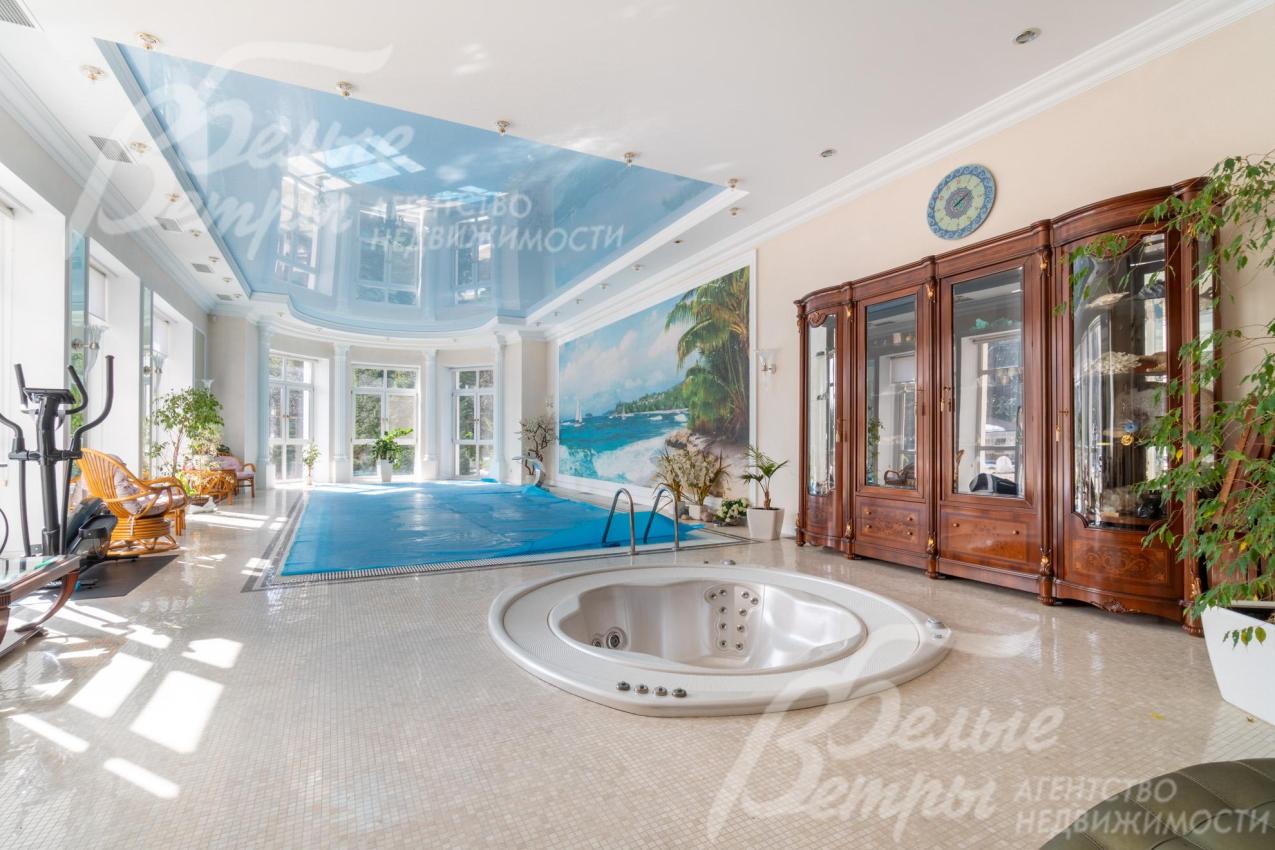 Рядом с бассейном есть большая встроенная джакузи (США), углубленная в пол. Также возле бассейна располагаются тренажёры