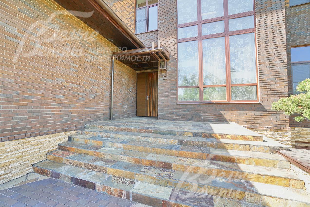 Все уличные террасы вымощены натуральным сланцем с подогревом