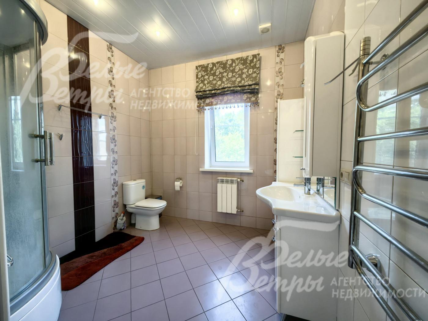 Санузел с душевой на 1ом этаже.