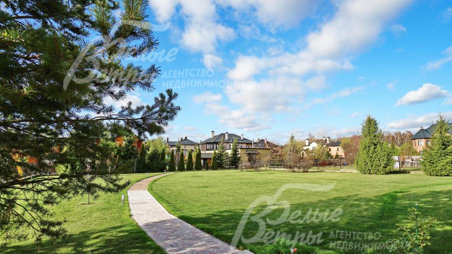 Дорожки выложены натуральным камнем лемезитом