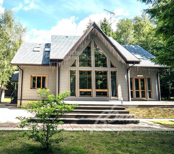 Экодом из бруса в стиле классики деревянного домостроения на большом лесном участке