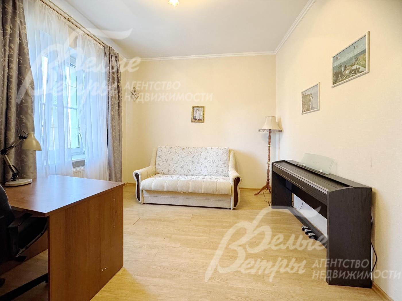 Одна из спален (может выполнять функцию кабинета)