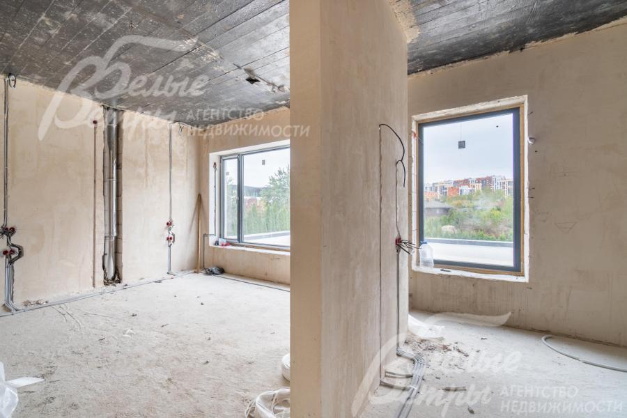 Фальш-стена в мастер-спальне: с одном стороны можно разместить телевизор, с другой - туалетный столик или трюмо