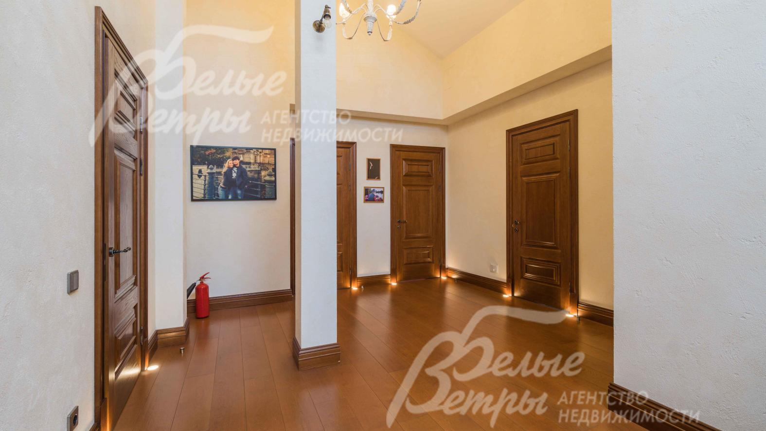 Двери 1 этажа из массива дерева высотой 2.5 м производства Италия, вся фурнитура Morelli (Италия)