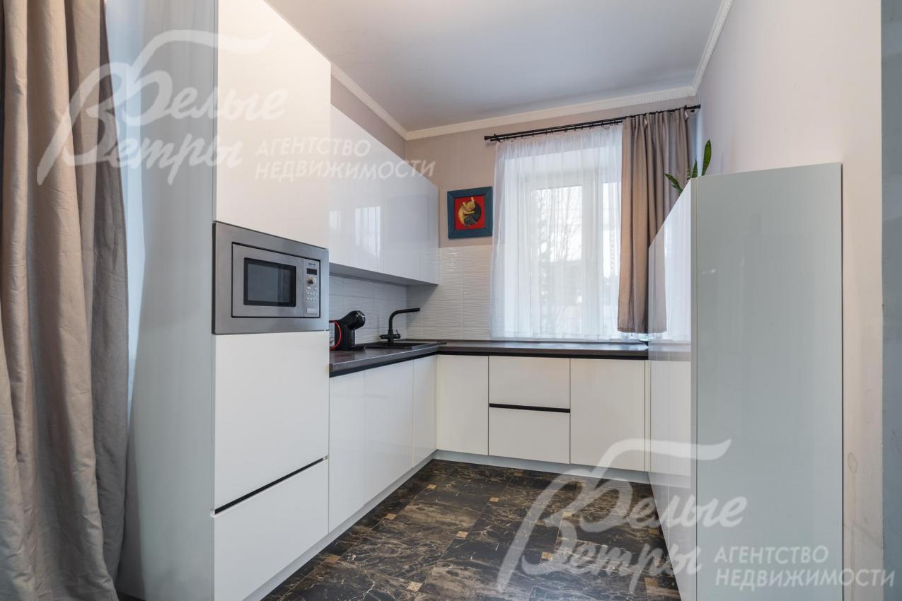 П-образный кухонный гарнитур премиального бренда со встроенной техникой NEFF