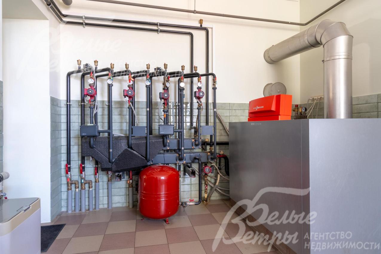 Котельная-постирочная на первом этаже с отдельным входом. Установлены котел Viessmann на 100 кВт и бойлер на 300 л Vitocell 100