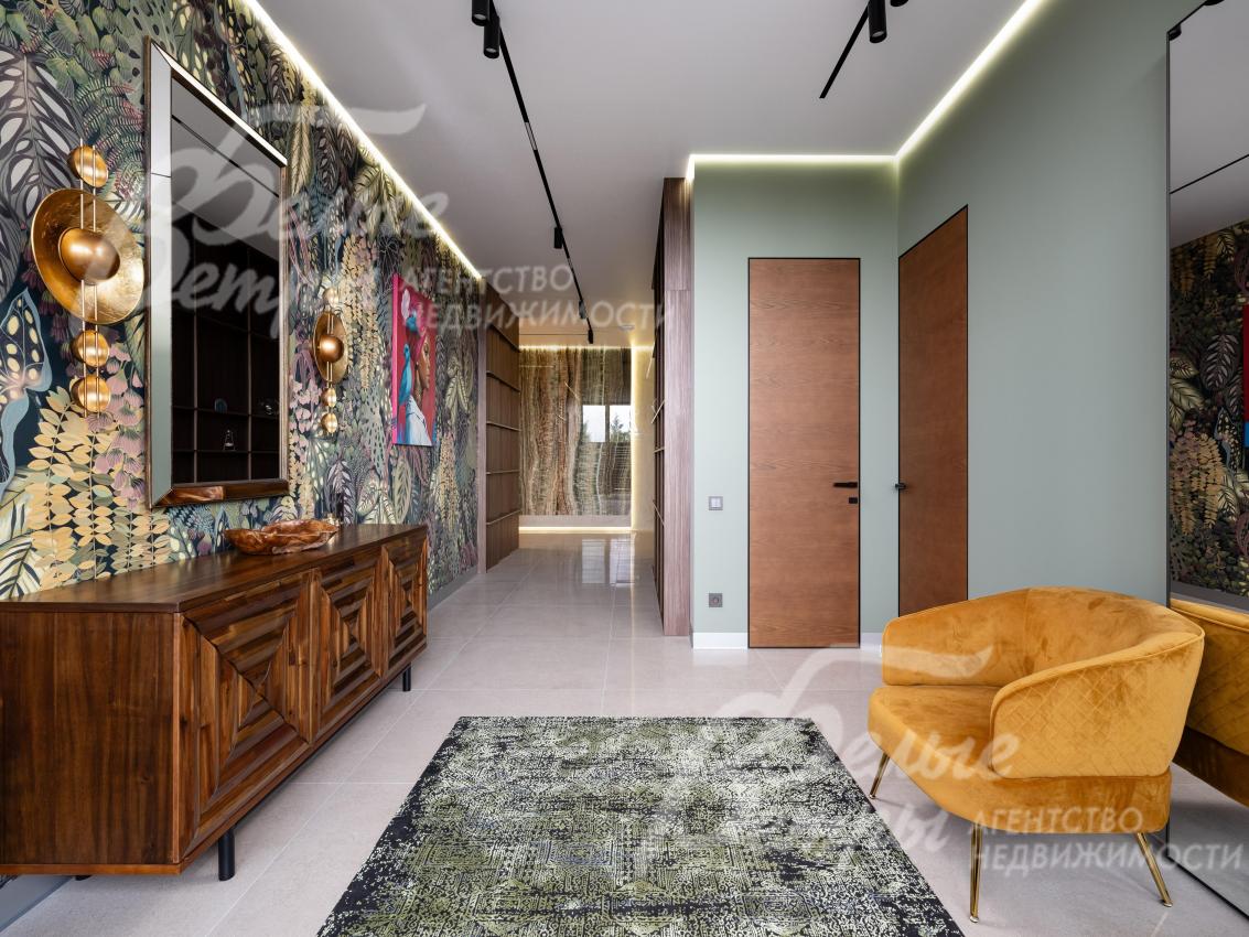 Холл-прихожая. В доме установлены межкомнатные двери скрытого монтажа