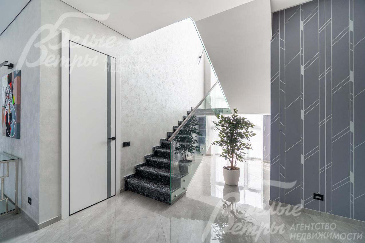 На второй этаже ведёт железобетонная лестница с отделкой из натурального черного мрамора и стеклянным ограждением