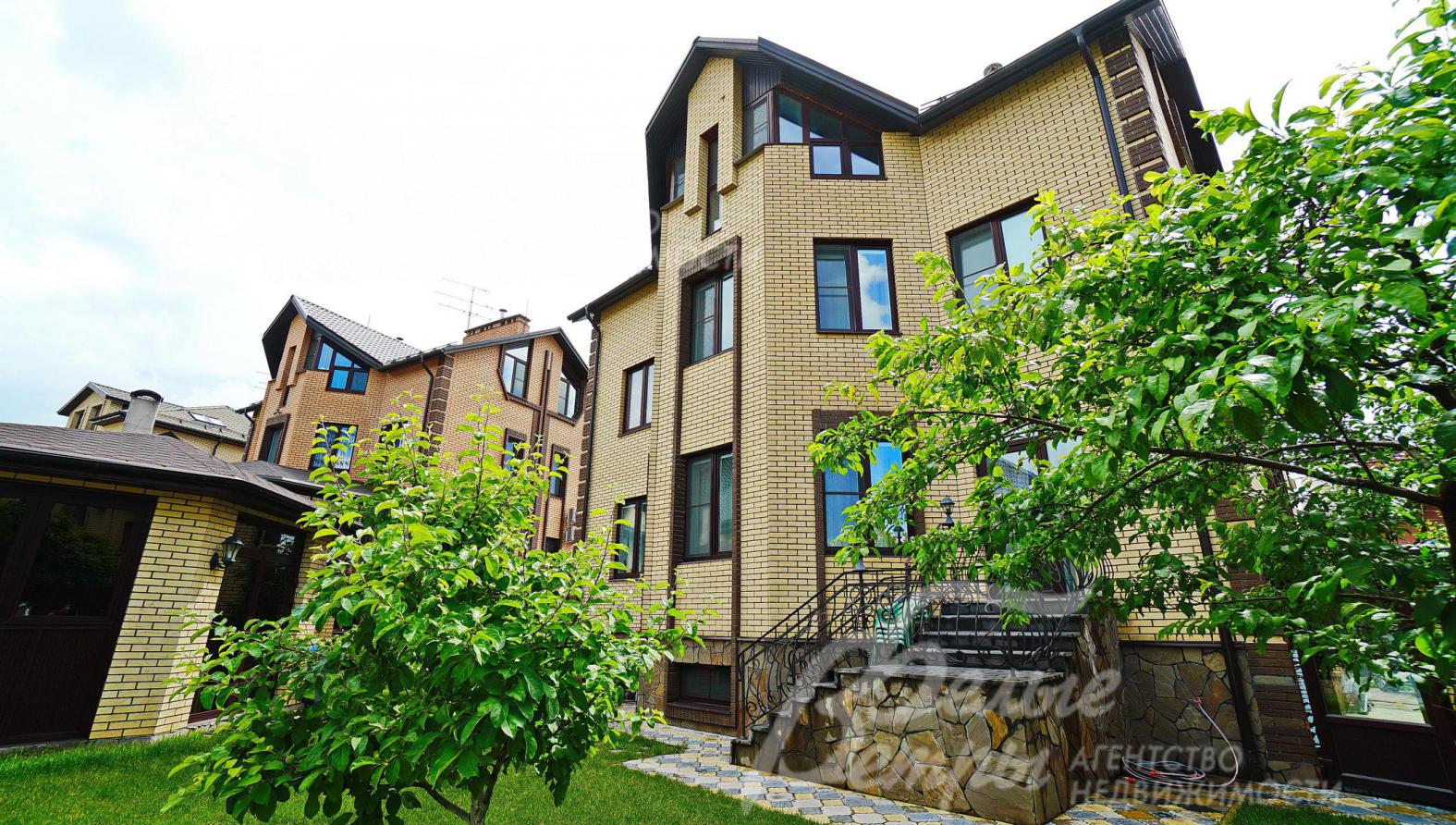 Благоустроеннный дом с камином и мебелью 482 кв.м в обжитом охраняемом коттеджном поселке Потапово 