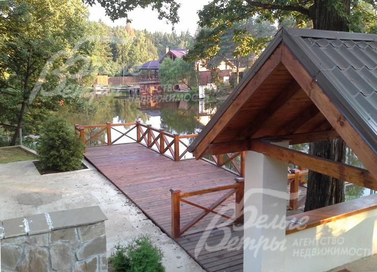 Дом у воды - на берегу природного озера в районе Шишкиного леса с вековыми деревьями, беседкой и террасой на берегу озера
