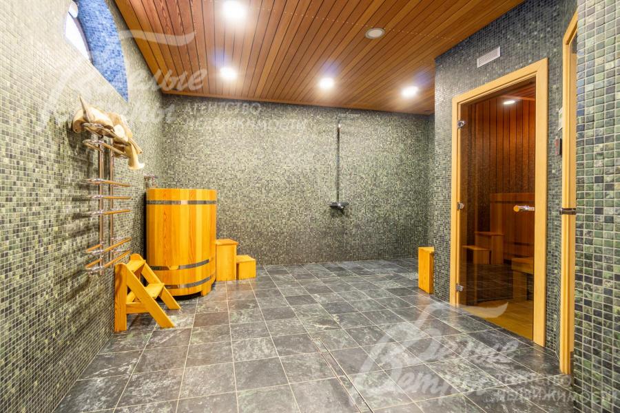 Спа-зона на цокольном этаже: есть душ, купель Bentwood и обливное ведро