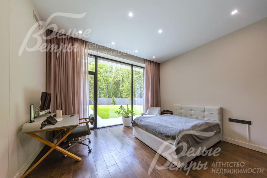 В доме 4 спальни со своими санузлами.