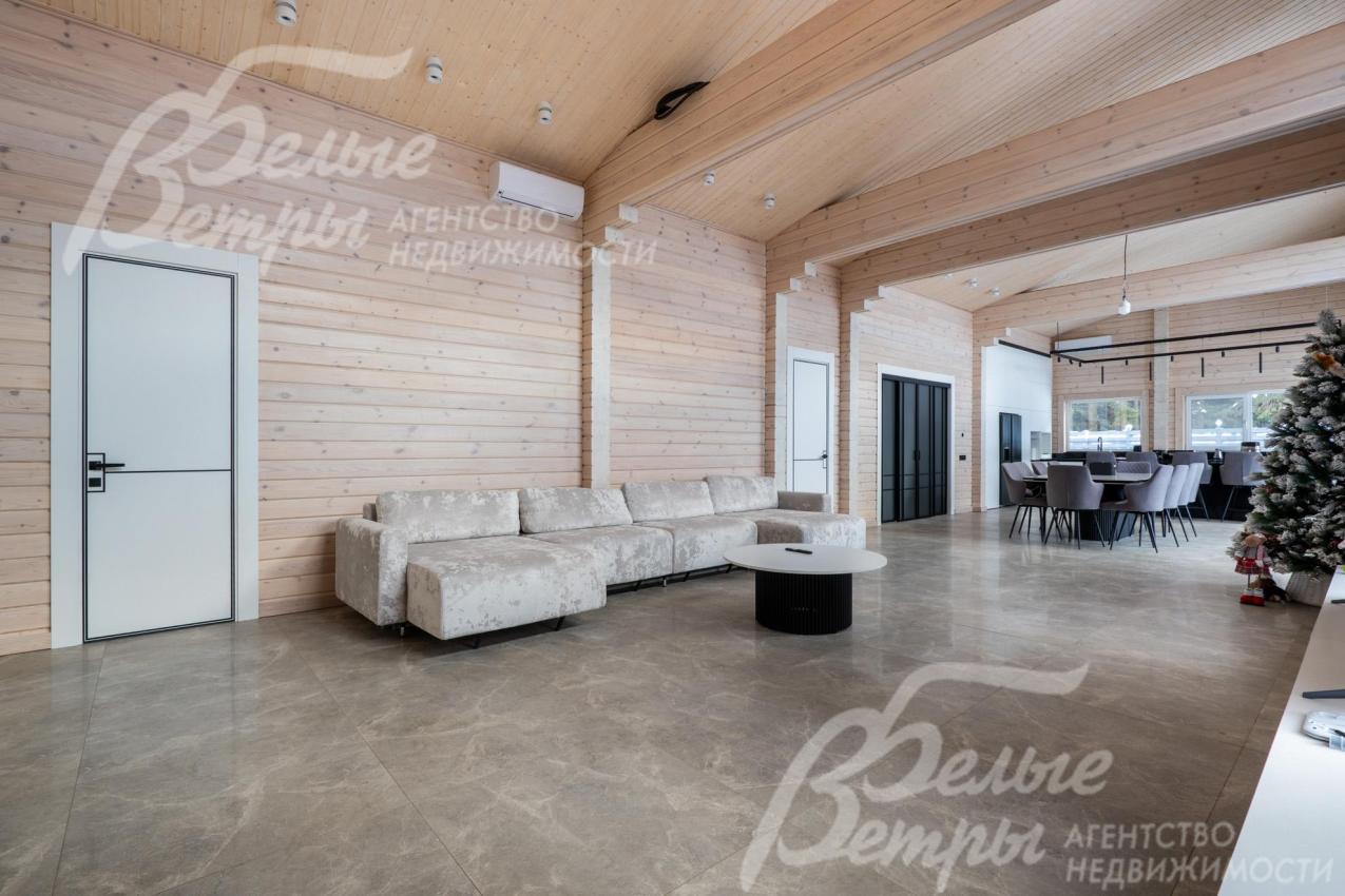 Установлены белые двери с чёрной алюминиевой окантовкой и чёрной фурнитурой, деревянные подоконники из лиственницы