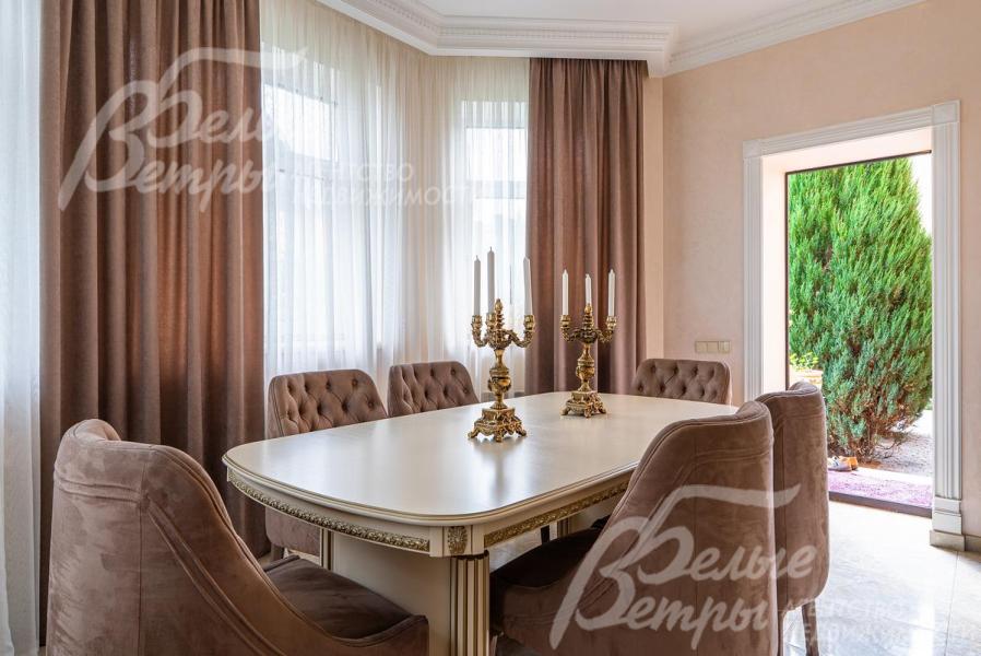 Зона столовой с выходом на участок