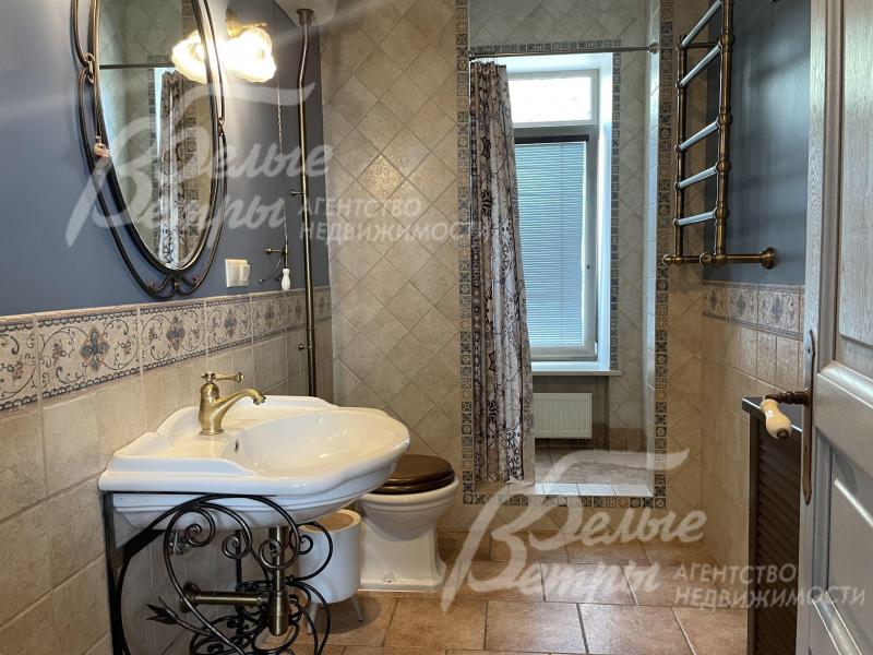 Санузел с душем на первом этаже