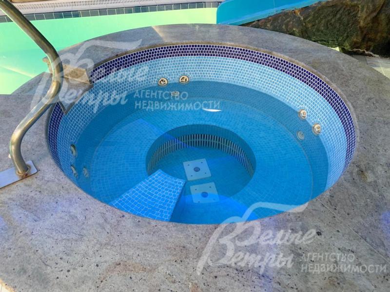 Джакузи в бассейне