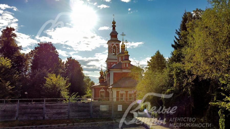 Старинная церковь Рождества Христова (17й век) в Варварино