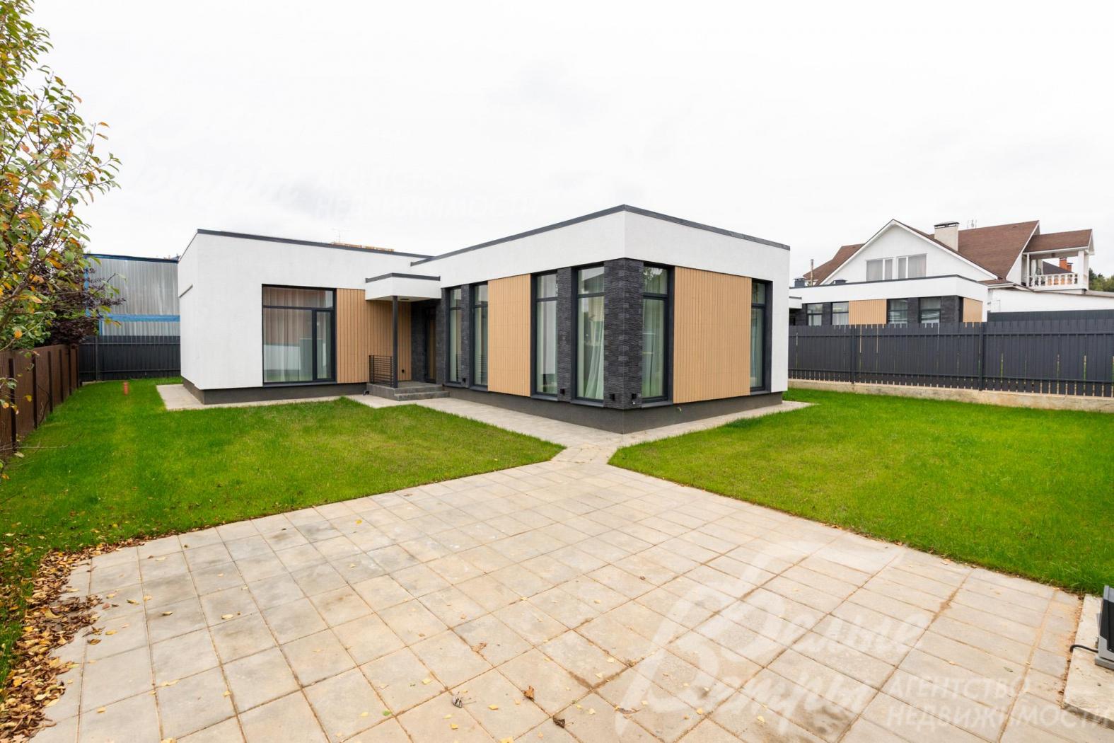 Участок выровнен, по его периметру проходит ливневая система