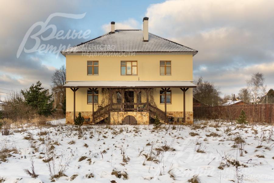 Кирпичный меблированный дом с двухмаршевым крыльцом, полностью готовый к проживанию