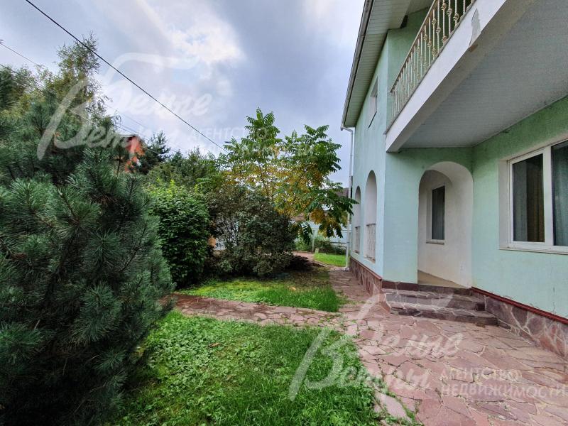 Дом облицован декоративной штукатуркой