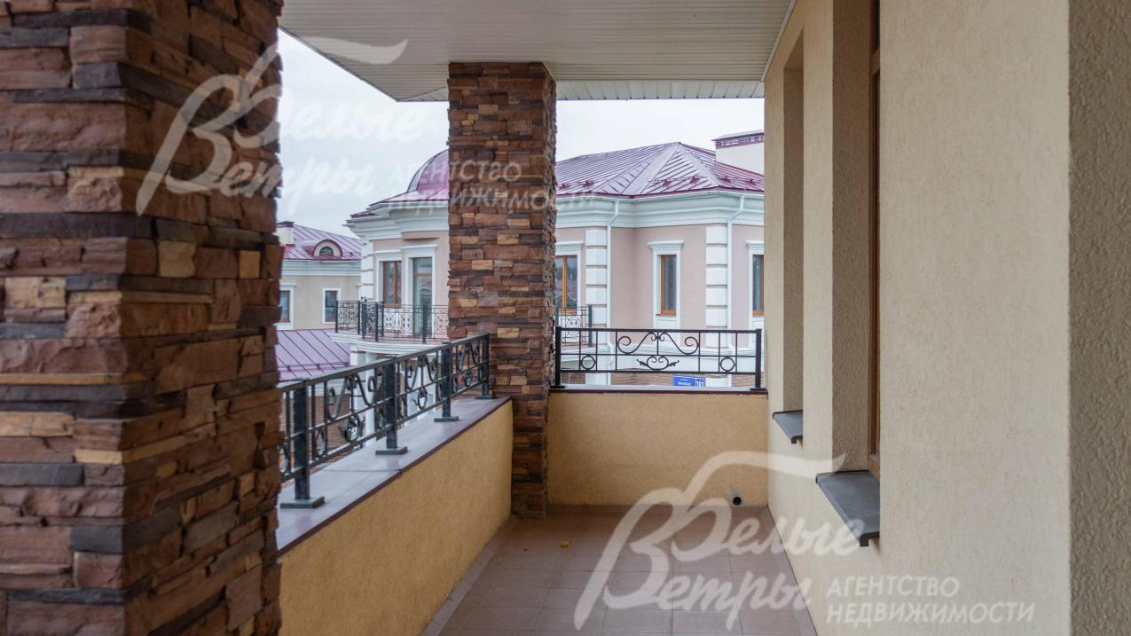 терраса и балконы облицованы керамической плиткой, ограждения кованные металлические.