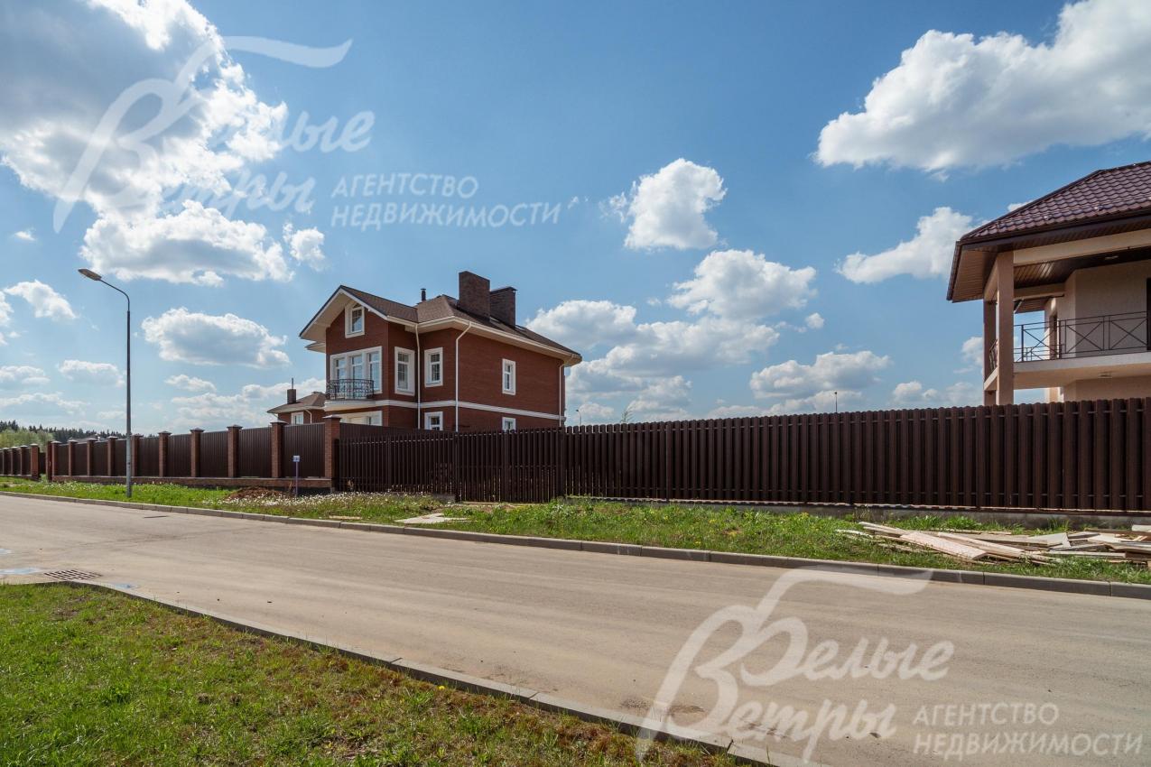 Широкие асфальтовые дороги в поселке Александровы пруды