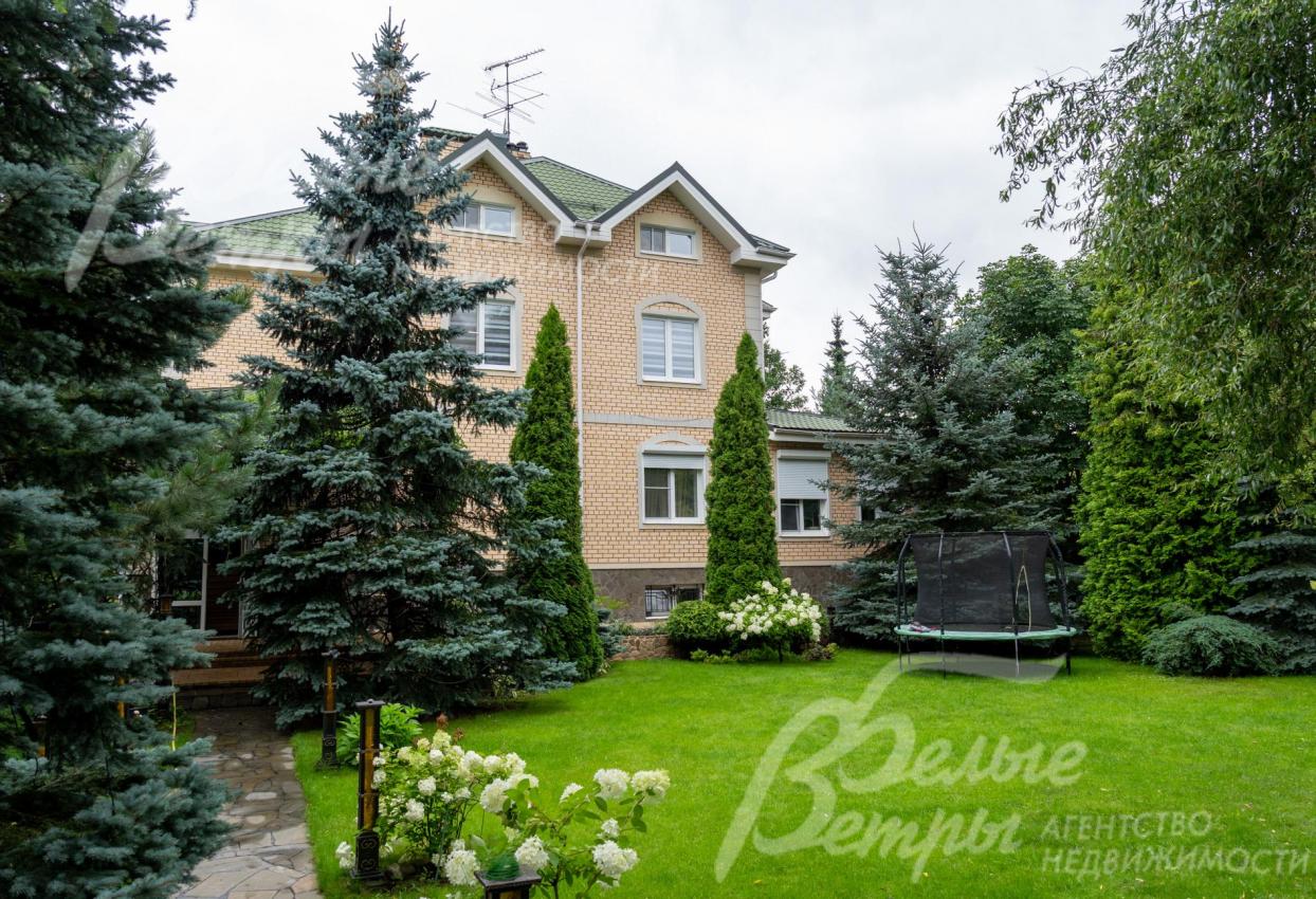 Кирпичный дом в классическом стиле, полностью обустроенный и готовый к заселению