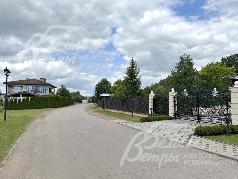 Территория коттеджного посёлка: широкие асфальтированные дороги до домов, уличное освещение