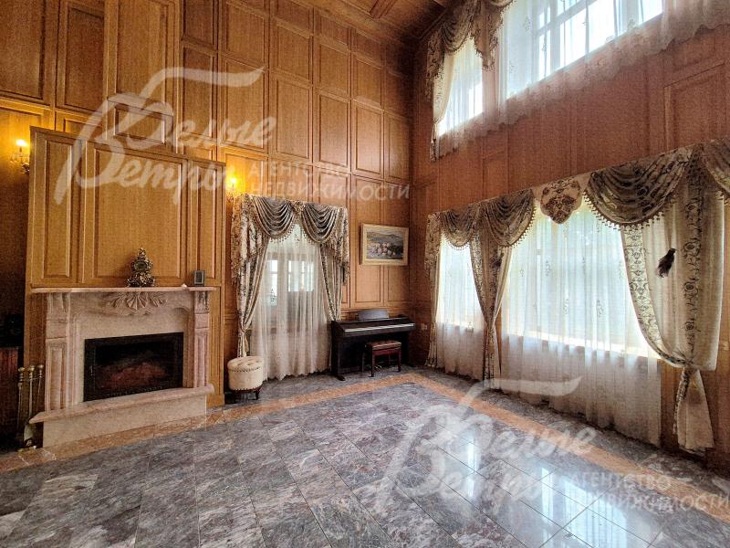 Портал камина отделан мрамором.