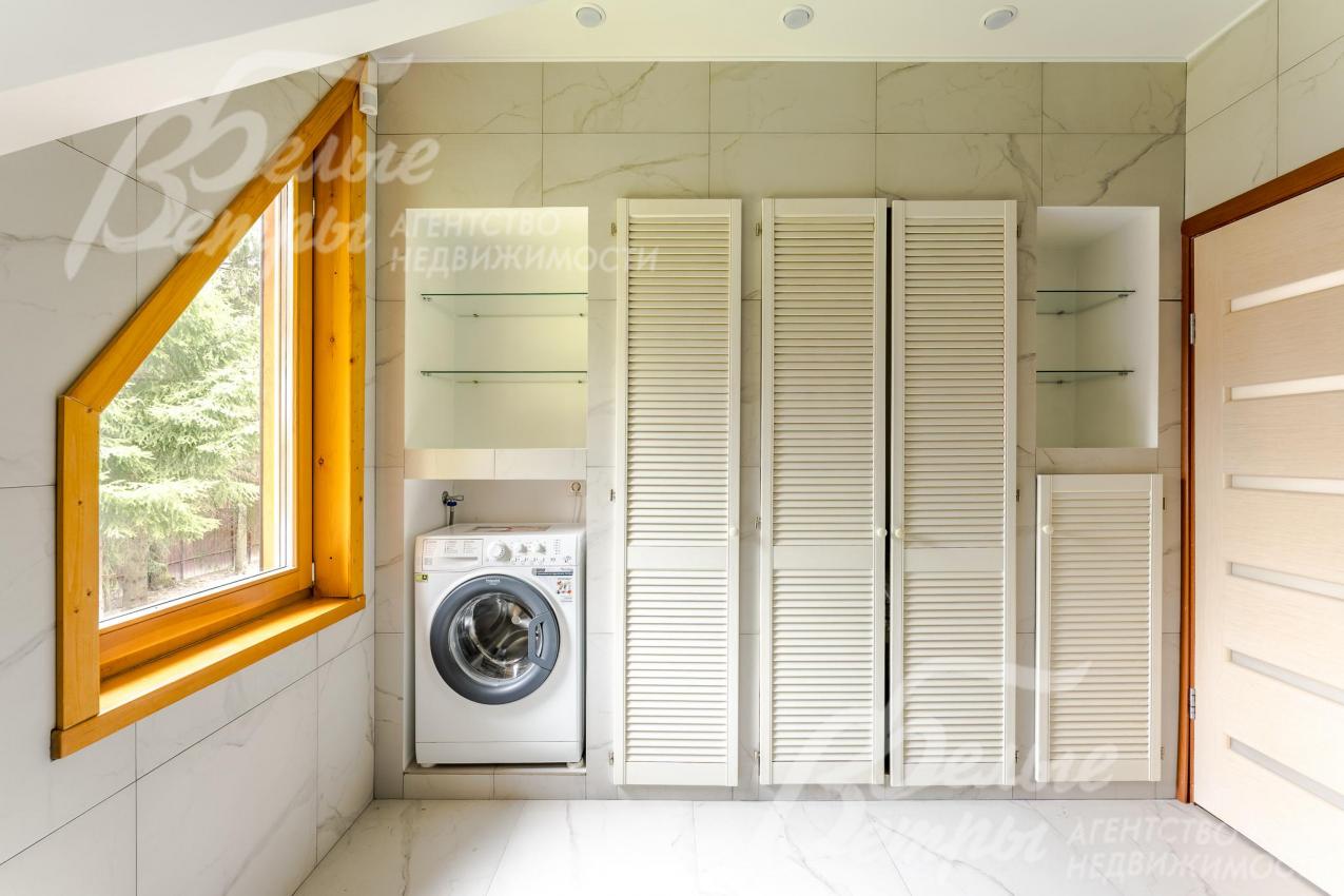 Санузел на втором этаже оборудован стиральной машиной и функциональной встроенной системой хранения