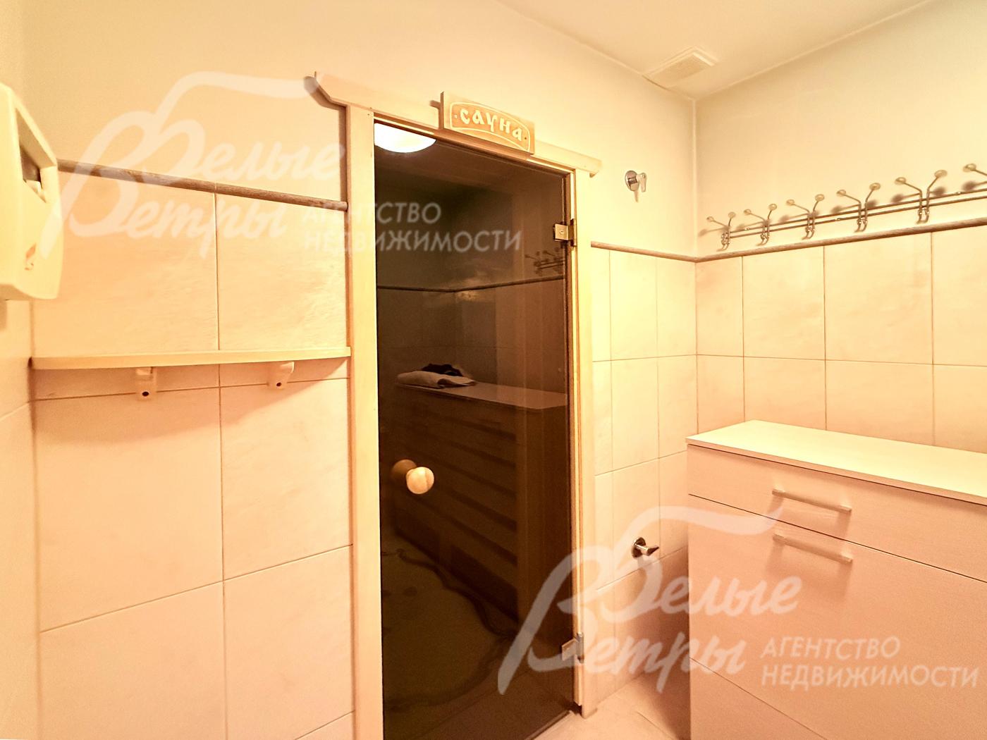 На цокольном этаже за стеклянной находится парная, рядом с ней - душевая