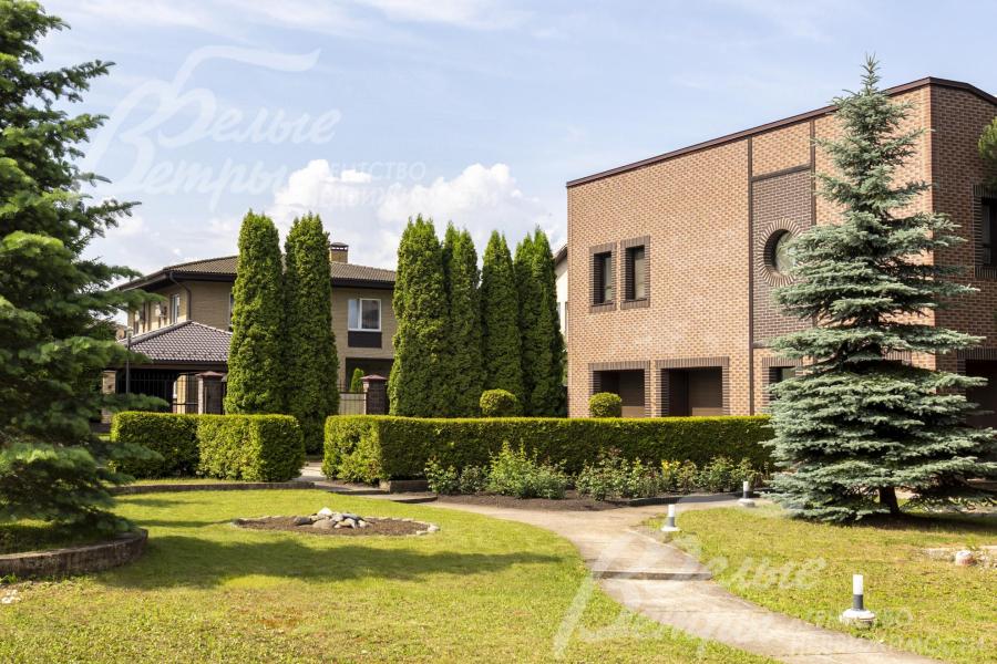 На большом участке 23,6 сот в КП Новое Глаголево комплекс строений: основной жилой дом 363 м2 и гостевой дом 147 м2 