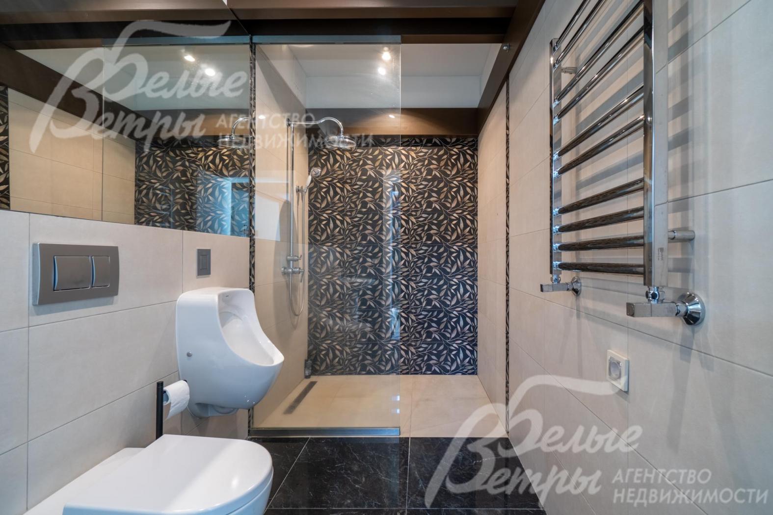 Санузел на первом этаже с душевой и писуаром, отделан дорогостоящей коллекционной плиткой