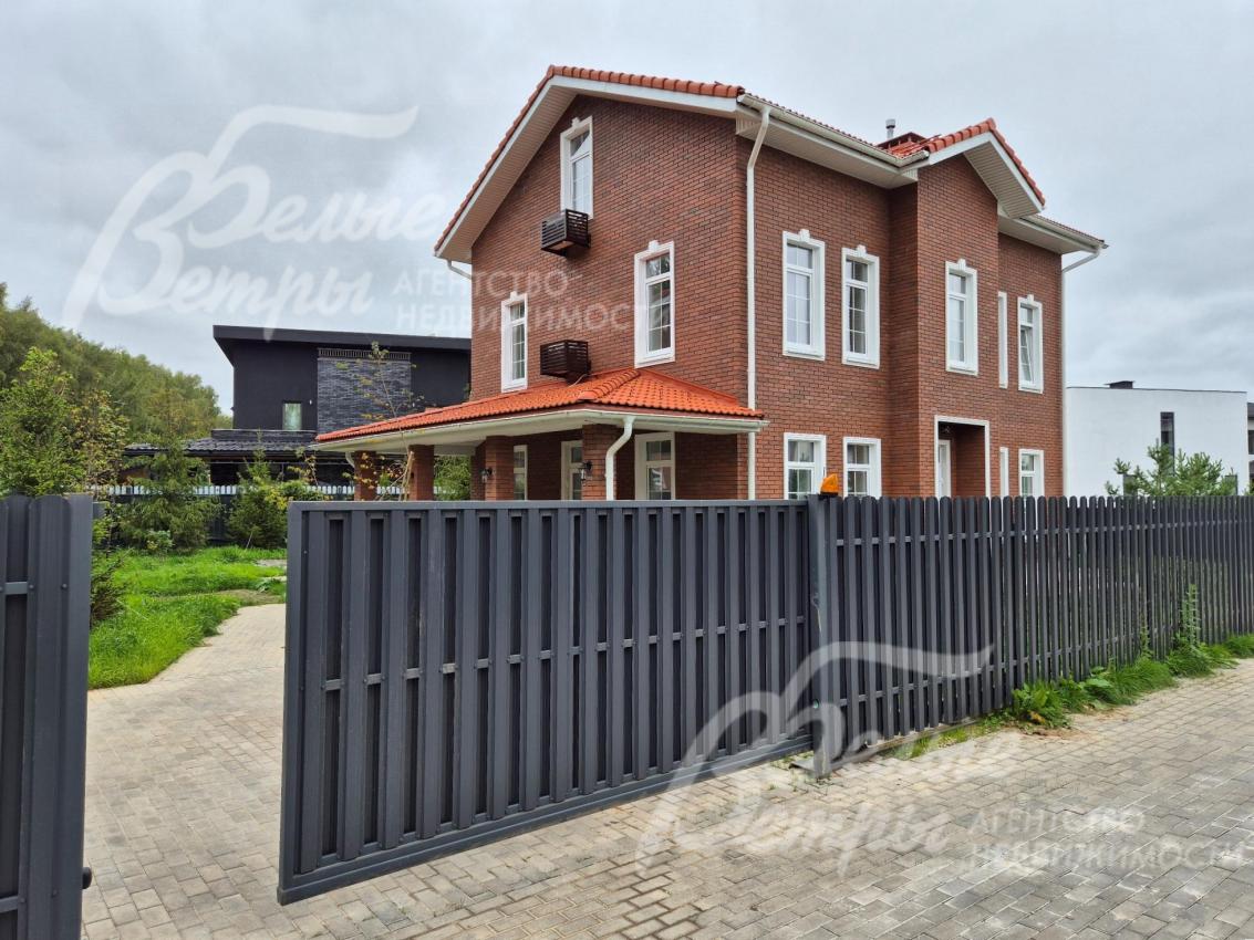 На окнах молдинги, сандрик с замковым камнем.