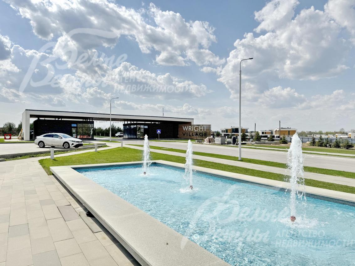 Территория коттеджного посёлка. В коттеджном посёлке обустроены прогулочные зоны, спортивные площадки