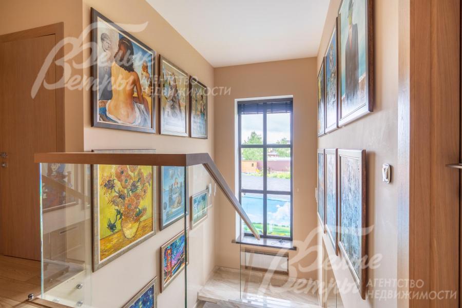 Интерьер украшают более 10 живописных полотен (копии мировых шедевров)