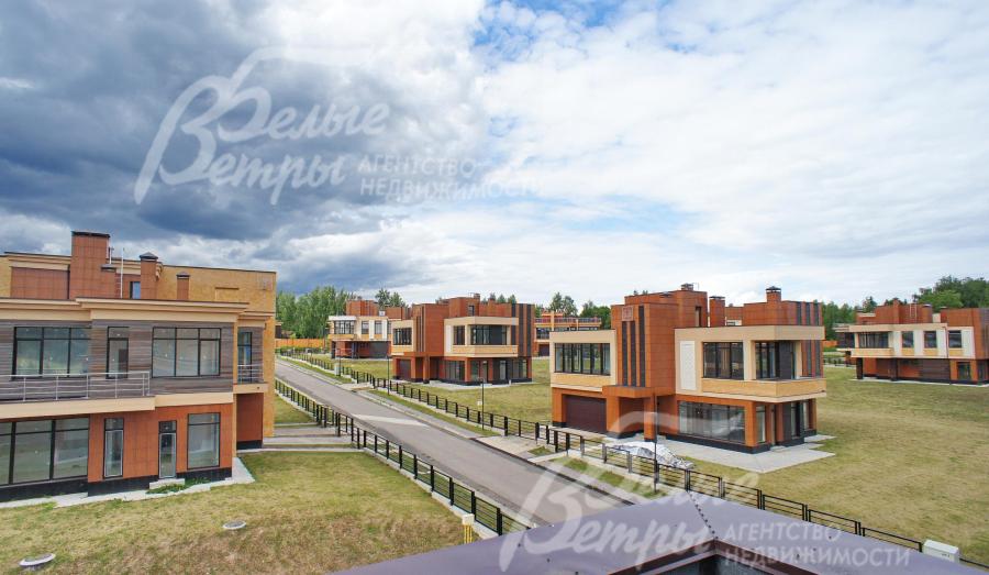 Вид на коттеджный поселок с эксплуатируемой кровли