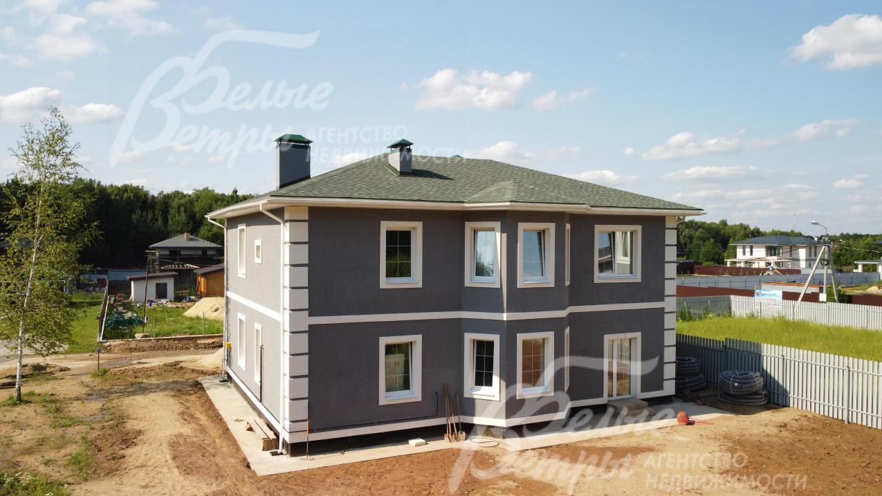 Фасад дома отделан штукатуркой Короед серого цвета, декор из пеноплекса белого цвета: рустовка, наличники, межэтажный карниз