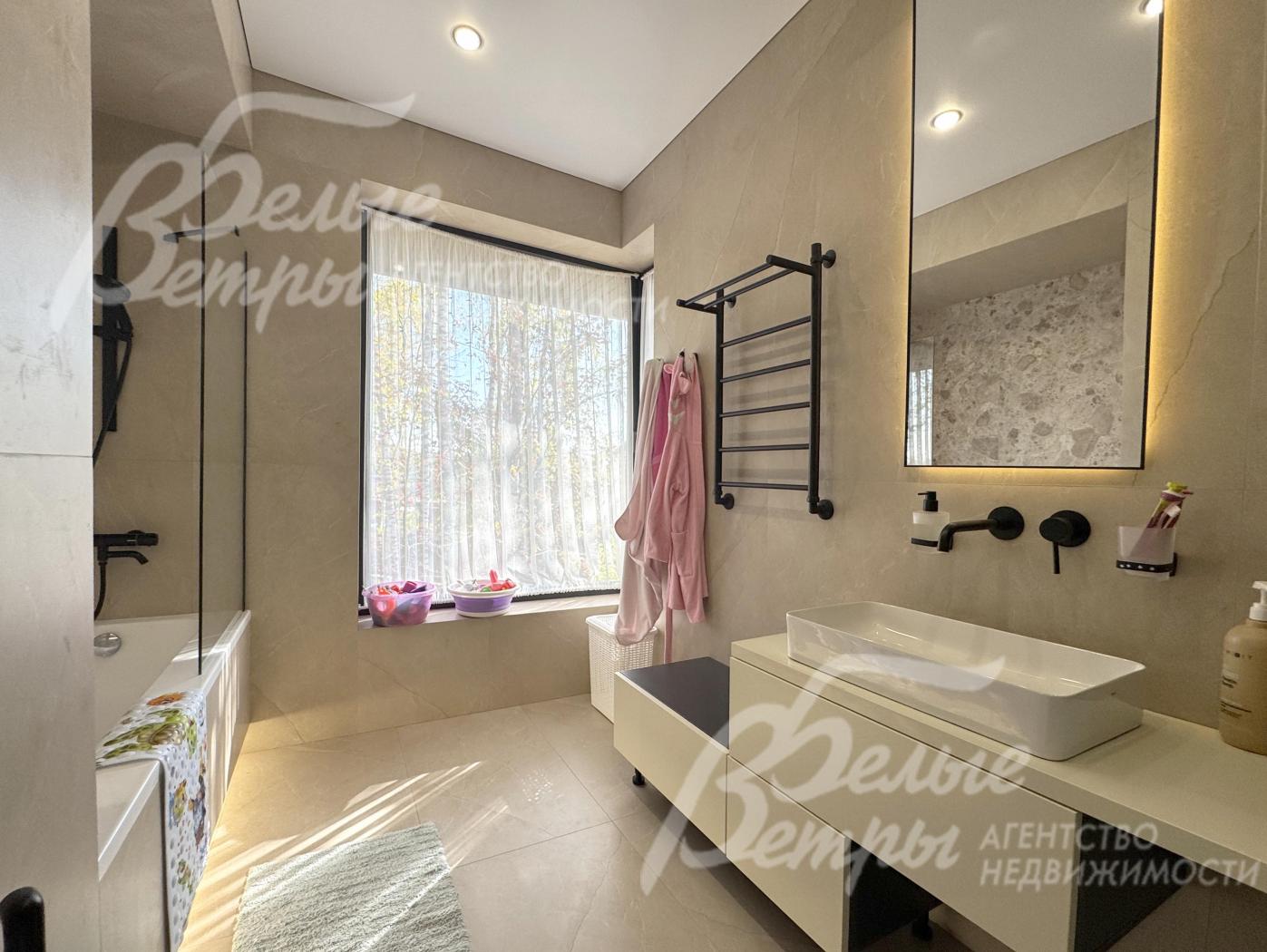 Санузел на втором этаже с большим окном и ванной