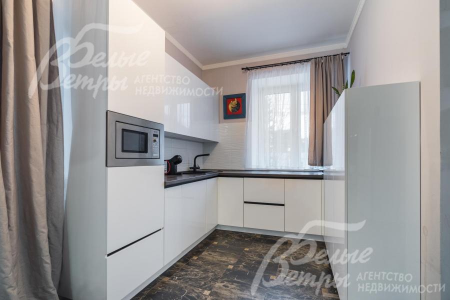 П-образный кухонный гарнитур премиального бренда со встроенной техникой NEFF