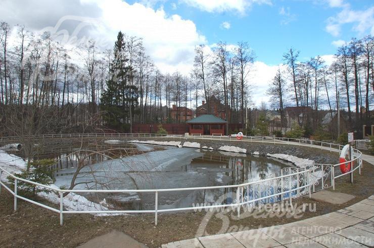 КП Колос бизнес-класса с собственным прудом на территории