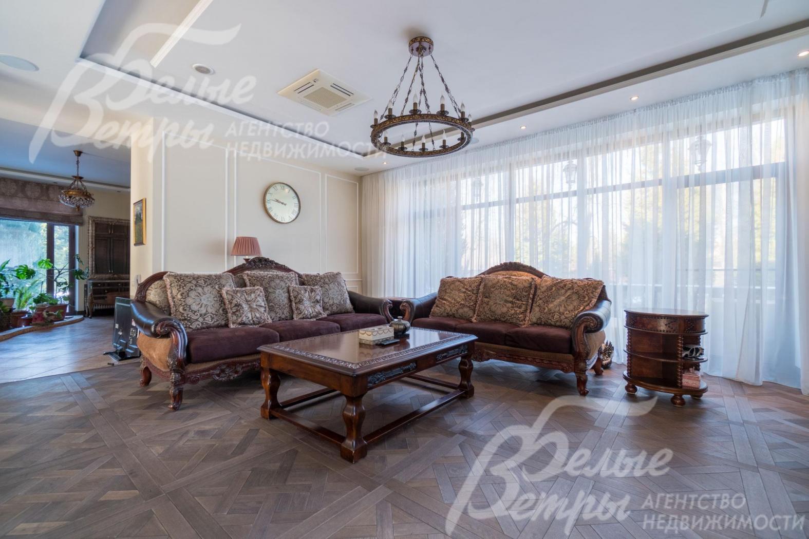 В гостиной основного дома - элитная мебель в классическом стиле