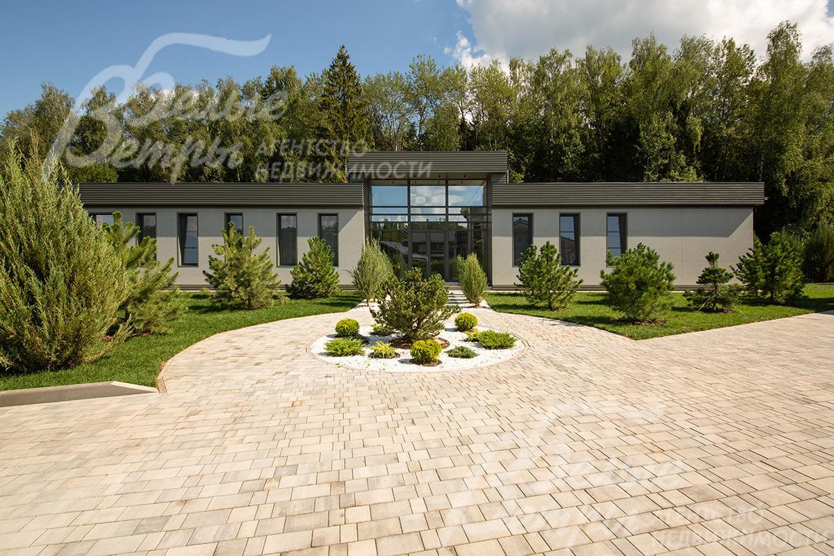 Стильный экстерьер дома дополняет профессиональный ландшафтный дизайн на участке