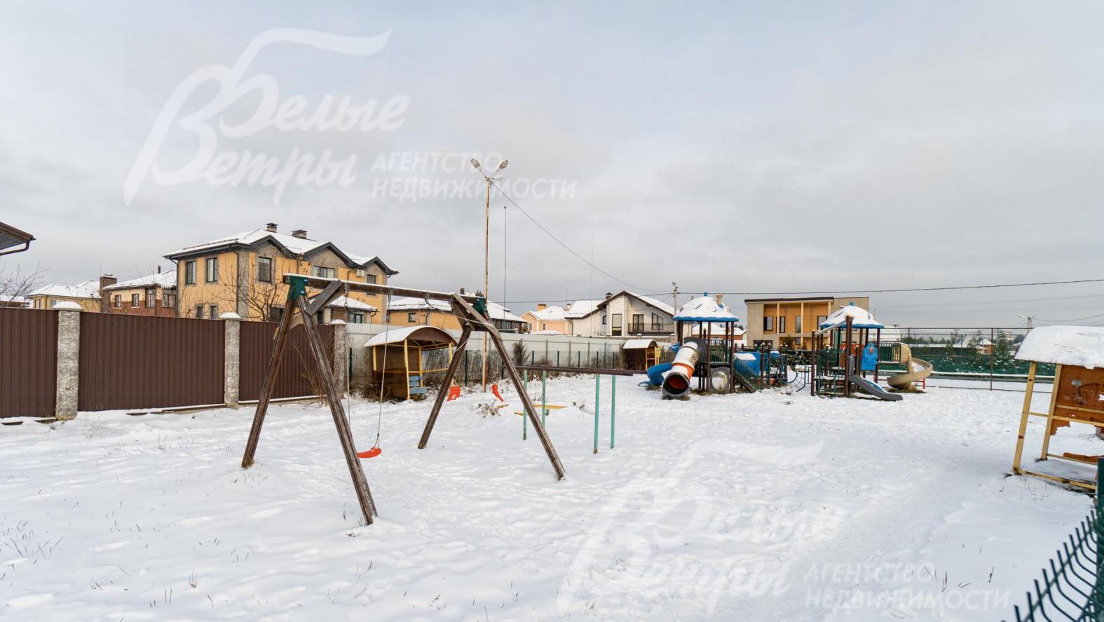 Детская площадка на территории поселка Солнечный город