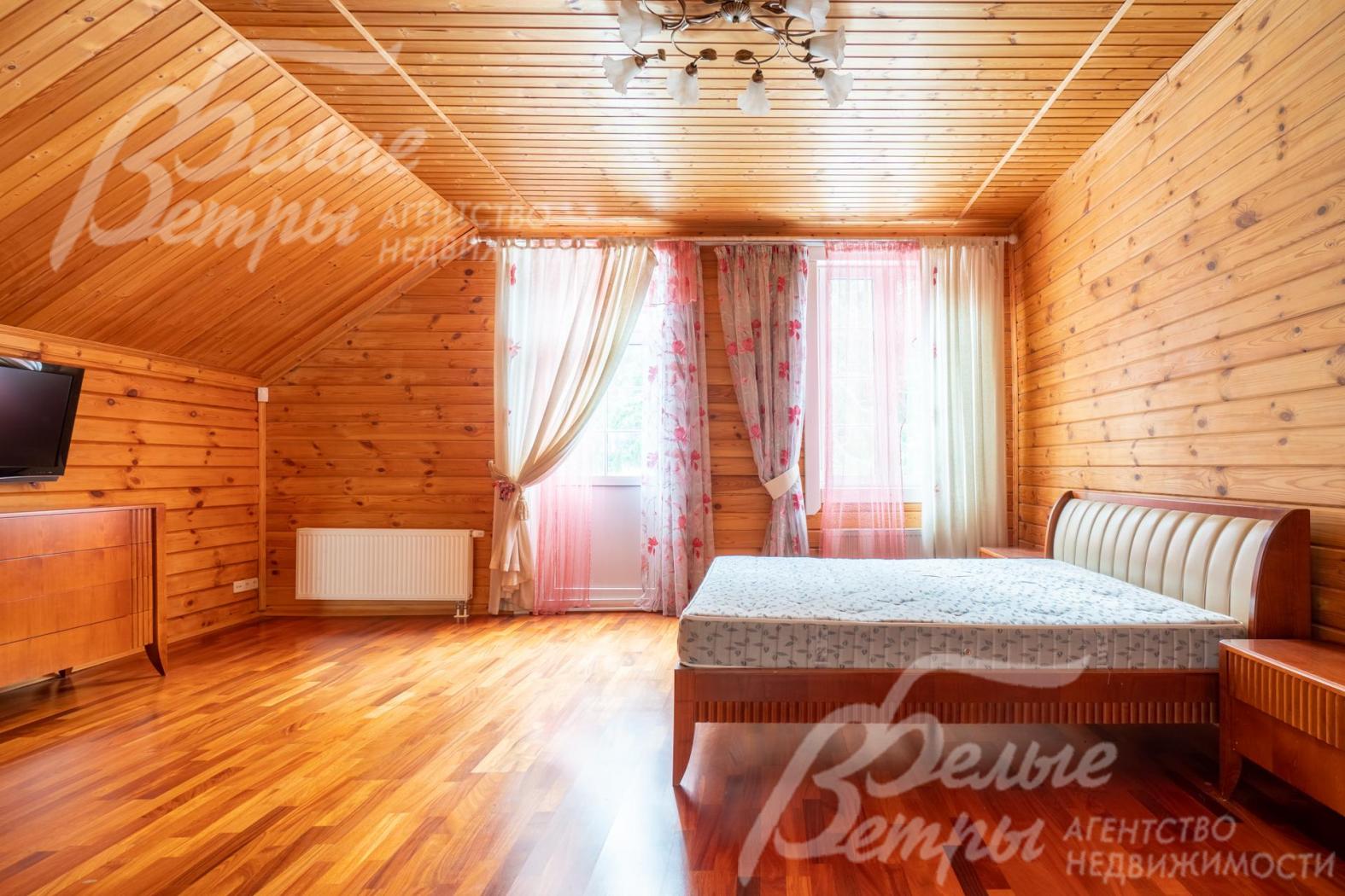 Одна из спален на втором этаже основного дома